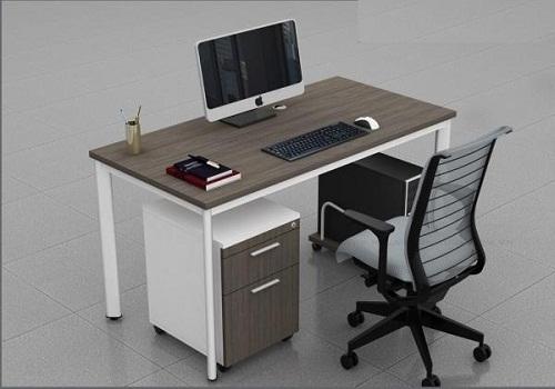 Bàn làm việc chân sắt tại xưởng