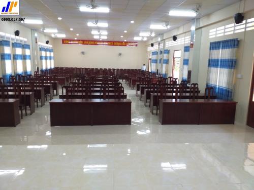 Bàn ghế hội trường sơn veneer được sử dụng phù hợp tất cả không gian
