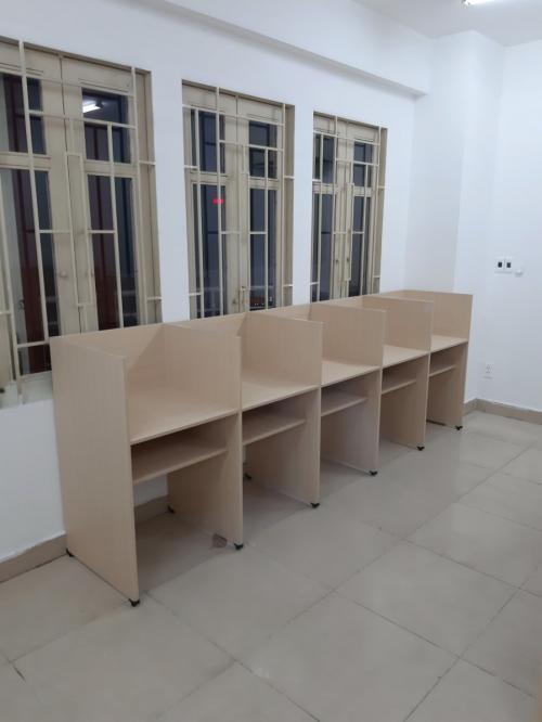 Cụm bàn vách ngăn đơn giản cho trường anh ngữ