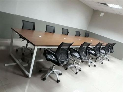 Bàn họp chân sắt thông dụng cho văn phòng làm việc